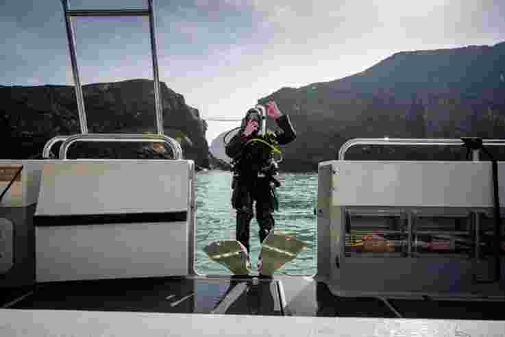 Scuba diver jumps of boat 